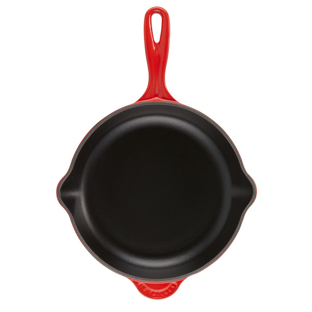 Le Creuset Classic Skillet, 9" - Thumbnail 5