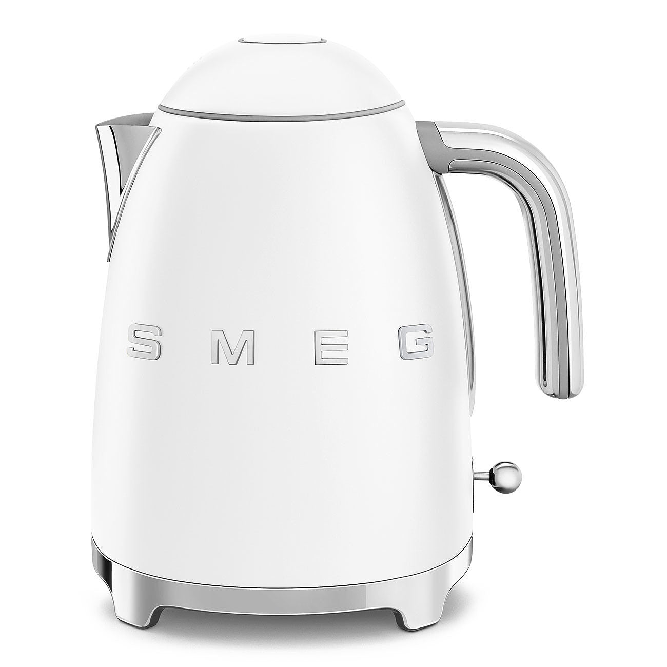 Front view of white kettle with 'Smeg' branding on a white background
